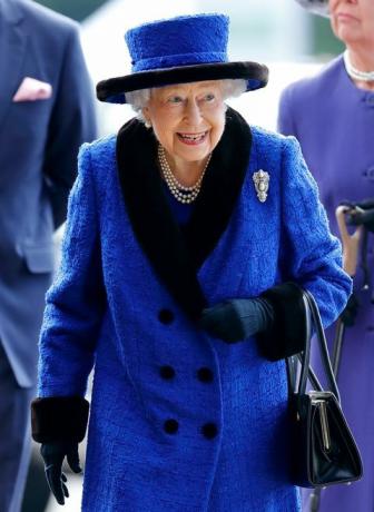 ascot, großbritannien 16. oktober für die veröffentlichung in britischen zeitungen bis 24 stunden nach datum und uhrzeit der königin mit einem embargo belegt elizabeth ii nimmt am qipco british champions day auf der ascot rennbahn am 16. oktober 2021 in ascot, england teil foto von max mumbyindigogetty-Bilder