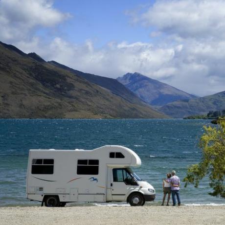 Paar außerhalb Wohnmobil mit Blick auf See