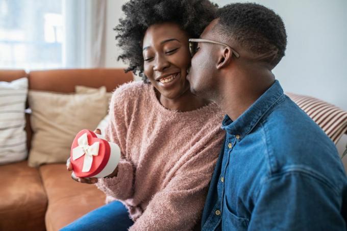 Porträt eines romantischen afroamerikanischen Paares, das die Liebe feiert