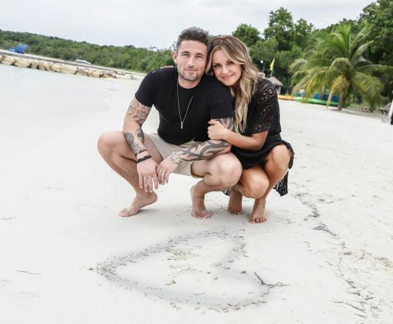 Die Frischvermählten der Country-Musik, Michael Ray und Carly Pearce, verbringen ihre Flitterwochen in den spektakulären Over-the-Water-Bungalows an der Südküste von Sandalen in Jamaika