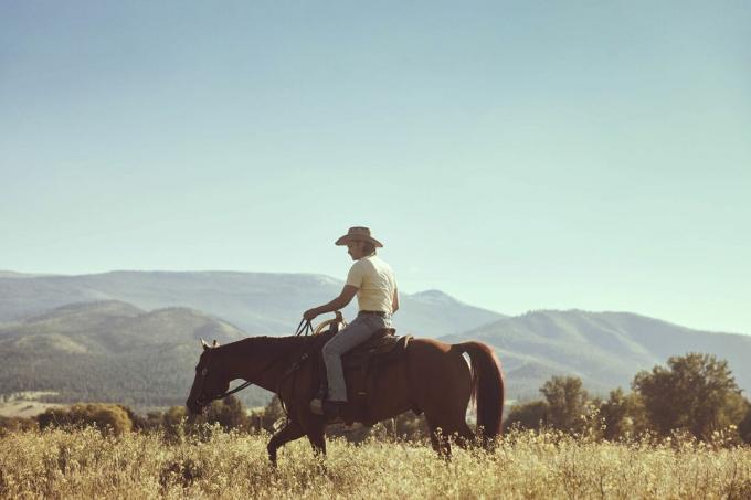 Luke Grimes auf einem Pferd