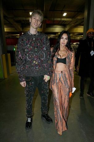 cleveland, ohio februar 20 l r machine gun kelly und megan fox besuchen das nba all star game 2022 im rocket hypothek fieldhouse am 20. februar 2022 in cleveland, ohio photo by kevin mazurgetty images