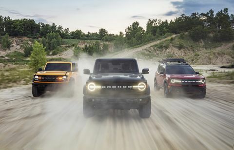 Die hier gezeigten Vorproduktionsversionen der brandneuen 2021 Bronco-Familie aller robusten 4x4-Geländewagen enthalten einen zweitürigen linken Bronco in Cyber ​​Orange Metallic Tri Coat, Bronco Viertürer in Schattenschwarz und Bronco Sport in Rapid Red Metallic getönten Klarlack