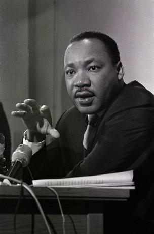 während einer pressekonferenz erklärt dr martin luther king jr, dass er am 14. januar 1966 einen bürgerrechtsmarsch in die georgische staatshauptstadt leiten wird, um den afroamerikanischen staatsvertreter zu unterstützen elect Julian Bonds Bemühungen, seinen Sitz im House Bond wiederzuerlangen, wurden am 10. Januar 1966 als Mitglied des Hauses abgelehnt, da er eine Erklärung befürwortete, in der er uns verurteilte Vietnam