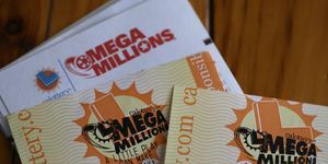 San Anselmo, Kalifornien, 1. August In dieser Abbildung werden Mega-Millionen-Lottoscheine am 1. August 2023 in San Anselmo, Kalifornien, der Mega-Millionen-Lotterie angezeigt Der Jackpot ist bei der Ziehung am Dienstag auf 11 Milliarden US-Dollar gestiegen, bei der die Spieler eine Chance von 1 zu 3026 Millionen haben, den Jackpot zu gewinnen. Fotoillustration von Justin Sullivangetty Bilder