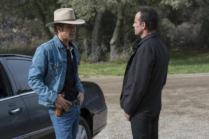 Timothy Olyphant als stellvertretender US-Marschall Raylan Givens, Walton Goggins als Boyd Crowder reden neben dem Auto draußen