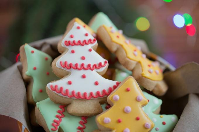 Dose mit Eiszucker-Weihnachtskeksen in Grün, Weiß und Gold