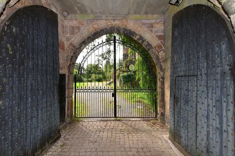 historisches schloss steht in stoke on trent zum verkauf