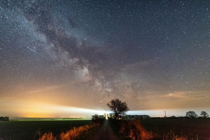 20. april 2018, deutschland, burg auf fehmarn die alljährlichen aprillyriden-meteorschauer erhellen den nachthimmel und machen flugzeuge, planeten und sterne sichtbar mit bloßem auge dieses jahr erscheinen die aprillyriden zwischen dem 14. und 26. april photo daniel reinhardtdpa photo by daniel reinhardtpicture alliance via getty Bilder