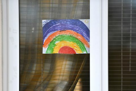 Regenbogen im Fenster Coronavirus