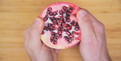 Dieser einfache Trick entfernt die Samen eines Granatapfels in Sekunden
