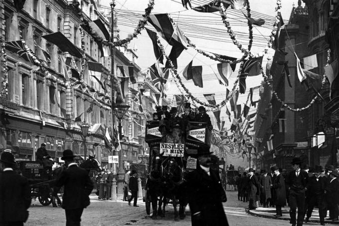 Juni 1902 Dekorationen für die Krönung von Edward VII. in der Queen Victoria Street, London Foto von der Londoner Stereoscopic Company Hulton Archive Getty Images