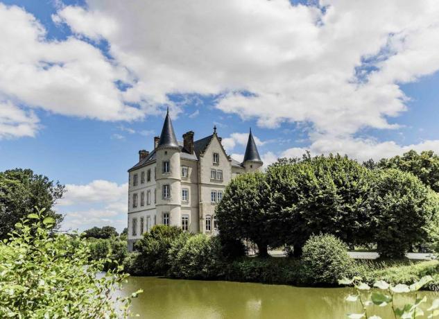 Blick auf das Chateau de la Motte Husson über den Burggraben