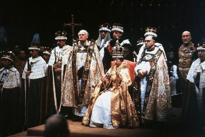 Königin Elisabeth II. nach ihrer Krönungszeremonie in Westminster Abbey, London, Foto von Hulton Archivegetty Images