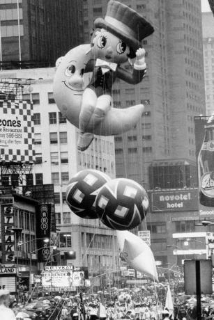 Betty Boop, ein neues Kind auf dem Block, gibt ihr Times Square-Debüt bei der Macys Thanksgiving-Parade 1985