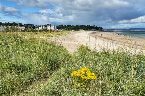 Blick nach Westen am Strand von Nairn, Moray Firth, Schottland, Vereinigtes Königreich