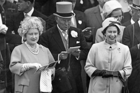 Die Königinmutter und Königin Elizabeth II. Auf der Pferderennbahn von Epsom, Mai 1963