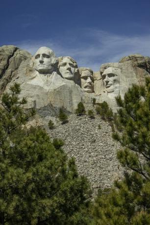 Mount Rushmore National Monument mit Steinköpfen von Jefferson, Lincoln, Teddy Roosevelt und Washington mit blauem Himmel im Hintergrund