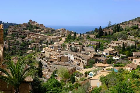 stadtbild an einem sonnigen tag, deia, mallorca