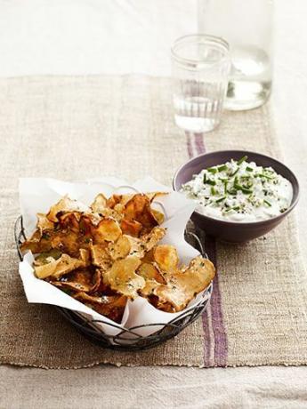 Sunchoke-Chips mit warmem Blauschimmelkäsedip