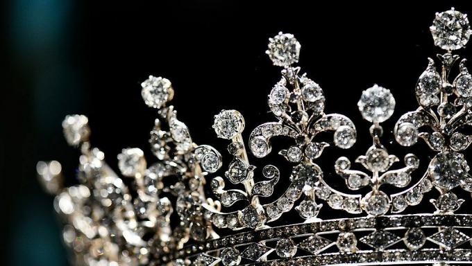 Vorschau auf „Die luxuriösesten Juwelen der königlichen Familie“.