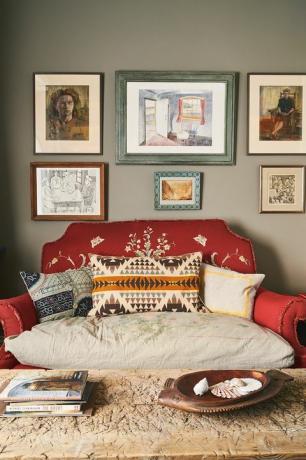 Annie Sloan Oxford Wohnzimmer mit rotem Sofa