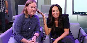 Chip und Joanna Gaines sitzen bei einer Radioveranstaltung nebeneinander