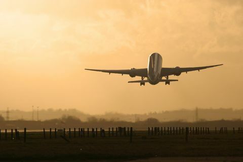 Verkehrsflugzeuge starten