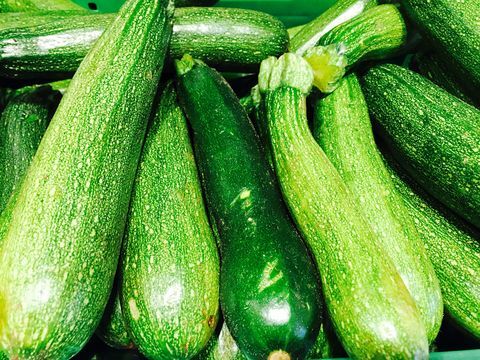 Haufen von grünen Zucchini