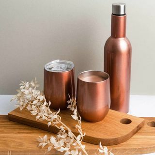 Isoliertes Weinflaschen- und Trinkglas-Set