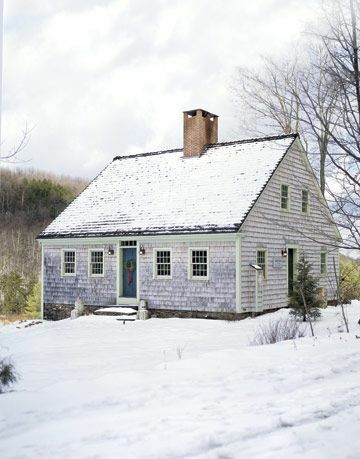 schneebedeckte Hütte im Wald