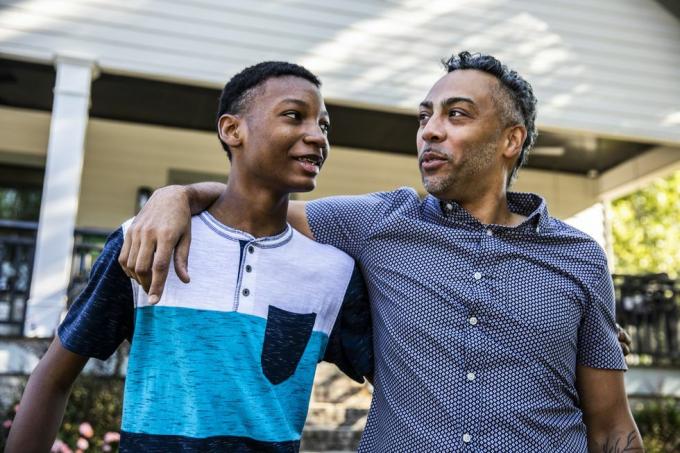 Vater und Sohn unterhalten sich vor dem Haus