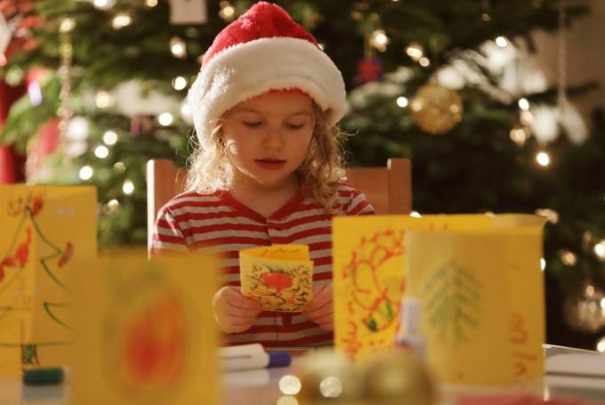 Junges Mädchen macht selbstgemachte Weihnachtskarten