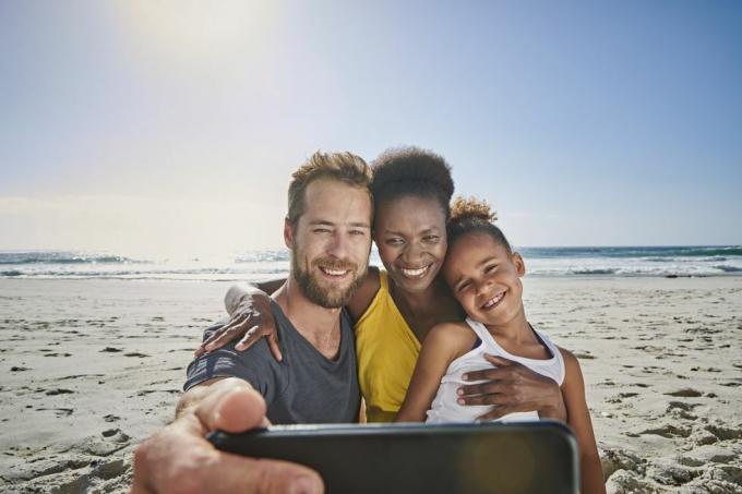 Familie macht Selbstporträt am Strand