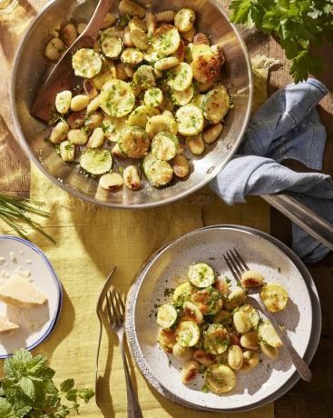 gebratene Gnocchi mit Parmesan geröstetem Sommerkürbis und Kräutern