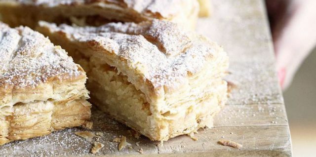 Zwölfte Nachtkuchen geschnitten auf hölzernem Brett