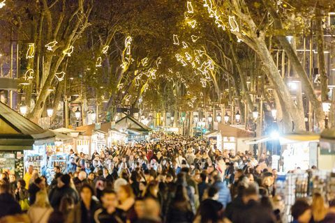 Leute, die an der La Rambla-Straße während der Weihnachts- und Neujahrsfeiertage in Barcelona, ​​Katalonien, Spanien gehen