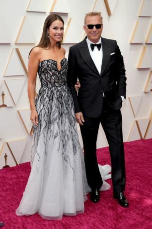 christine baumgartner und kevin costner auf dem roten teppich der oscars