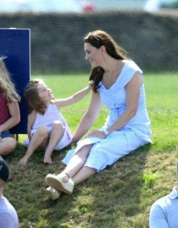 Prinz George und Prinzessin Charlotte spielen mit Kate Middleton