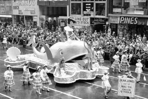 fernseher dean jones, geschmückt als " ensign o'toole", reitet bei der macys parade auf einem Umzugswagen