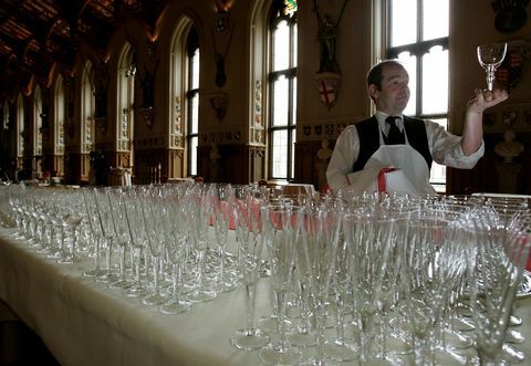 Getränkezubereitung in der St. George's Hall vor der Hochzeit von Prince Charles und Camilla Parker Bowles im Jahr 2008