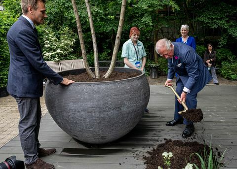 donnerstag, 17. juni 2021, bildnachweis charlotte graham, bild zeigt hrh, der prinz von wales, besucht das krankenhaus und eröffnet auch den amaffi-garten im krankenhaus, um jamie butterworth zu treffen Chelsea Westminster Hospital Garden Amaffi-Gedenkgarten mit Baumpflanzungen durch den Prinzen von Wales als Hommage an Covid-Opfer und zur Unterstützung des Wohlbefindens von Hunderten von Krankenhausmitarbeitern im chelsea westminsterhospital nhs foundation trust staff wellbeing garden wurden atemberaubende pflanzen installiert, in erinnerung an patienten, die heute ihr leben durch coronavirus verloren haben, hrh der prinz von wales, wurde von gesundheitsminister matthancock begleitet, als sie junge menschen trafen, die vom prinzenstrust rekrutiert wurden, um im krankenhaus zu arbeiten, in dem der prinz von wales eine kirschblüte pflanzte Baum im Garten, gestiftet vom Parfümhaus Amaffi, der ursprünglich dazu bestimmt war, auf der Rhschelsea Flower Show 2020 zu erscheinen, bevor die Show abgesagt wurde, als die Sperrung begann Staatssekretär für Gesundheits- und Sozialfürsorge, Matt Hancock, pflanzte ebenfalls einen Baum und sprach mit Mitarbeitern und Besuchern, die von der Schönheit und dem Schutz profitieren werden, den der von Jamie entworfene Garten bietet Butterworth of Form Plants, wurde im Mai 2020 vom Parfümhaus Amaffi geschenkt, um den Mitarbeitern von NHS für ihre Arbeit während der Pandemie zu danken. Der 250 m² große Garten hat Mitarbeitern und Patienten ein Gefühl der Ruhe gegeben in der naturwährend des besuchs und aufenthalts im krankenhaus im letzten jahr letzte woche spendete das in windsor ansässige amaffi parfümhaus und formpflanzen die 900 pflanzen, die sorgfältig installiert wurden In liebevoller Erinnerung an die Coronavirus-Opfer des Krankenhauses gehören Allium Caeruleum, Geum Princess Juliana, Astrantia Major Alba und Salvia Caradonna, der Gründer und Präsident des Parfümhauses Amaffi m amaffi sagte: „wir waren nur zu erfreut, den garten dem nhsfoundation trust des chelsea westminster hospital zu schenken, als geste der dankbarkeit an alle medizinischen mitarbeiter für ihre selbstlose arbeit während der Pandemie, in der Hoffnung, dass die Schönheit und der Duft unserer sorgfältig ausgewählten Blumen und Sträucher die Patienten erheben und ihnen Trost spenden würden, „spiegeln diese neuen Pflanzen unsere ursprüngliche Vision eines Duftstoffs wider ziehen Sie sich zurück, und wir hoffen, dass unser Garten es den Besuchern ermöglicht, in die erholsame Kraft der Natur einzutauchen“, sagte Jamie Butterworth, Geschäftsführer von Form Plants, „die menschlichen Kosten der die pandemie war wirklich schrecklich und ich war so bewegt von den heroischen bemühungen des krankenhauspersonals, leben zu retten in dieser herzzerreißenden zeit „ein jahr nach der errichtung des amaffi-gartens in chelsea Jetzt Platz für 900 neue Pflanzen zu schaffen, ist eine zutiefst bewegende Erfahrung, denn jede Pflanze steht für ein Leben, das diesem schrecklichen Virus und dem Prozess des Einstreuens jeder Pflanze verloren gegangen ist in die erde war eine ernüchternde und tiefsinnige erfahrung“, sagte lesley watts, geschäftsführerin des nhsfoundation trust des chelsea and westminster hospital, „dieser garten hat verwandelt, was einst war einen tristen, leeren Innenhof in etwas Prachtvolles zu verwandeln, das unseren Mitarbeitern und Patienten in einigen sehr dunklen Zeiten ein Gefühl der Flucht geboten hat. „Es besteht kein Zweifel, dass die heilende Kraft der Natur Balsam ist Das war während dieser Pandemie sehr nötig. Wir sind Amaffi dankbar, dass sie den Garten gespendet haben, nachdem die RHS Chelsea Flower Show 2020 abgesagt wurde, und um Pflanzen für die Spende von Pflanzen zu bilden zu Ehren derer, die ihr Leben verloren haben, diese Taten der Freundlichkeit und Großzügigkeit werden viele Herzen berühren.“ Der aromatische und beruhigende Garten wurde erstmals über einen Zeitraum von drei Tagen zu Beginn des Jahres angelegt pandemie im mai letzten jahres ein heller und schön duftender raum, der mit pflanzen gefüllte mehrjährige garten, bietet einen zufluchtsort, um die stimmung von mitarbeitern und patienten zu heben Dramatisch duftende Topiary-Kuppeln und mehrere mehrstämmige Bäume, darunter Cornus, Mispeln und Virburnum, die Baumkronen wurden mit üppigem Laub und Kombinationen aus Rosen, Dianthus, Iris, Allium, Lupinen und Salbei sowie duftende immergrüne Sträucher, einschließlich Sarcococca Hookeriana und Osmanthus, um das ganze Jahr über eine Struktur bereitzustellen. Ein Link zu Bildern des Gartens ist hier und der Medienkontakt für interviews mit amaffi kontaktieren sie jess cook unter jesssilverballprcom oder rufen sie an unter 07810 771177 anmerkungen der redaktion über das amaffi parfümhaus wwwamafficomamaffi parfümhaus ist eine neue, einzigartige, opulente duftmarke Ihr neuer Londoner Flagship-Store umfasst eine Sammlung der reichsten und luxuriösesten Parfums der Welt, die Klasse, Eleganz und Kultur verkörpern, und befindet sich in der Sloane Street 8, London SW1 Amaffi-Parfum ist ausschließlich in den Boutiquen des Amaffi-Parfümhauses in London, New York und Moskau erhältlich in ihren außergewöhnlichen Düften, darunter Champakaabsolute von den Philippinen, Adlerholz, Rose Centifolia aus Grasse, eine der exklusivsten Rosen der Welt, die in Düften verwendet wird, Narzissen- und Jasmin-Absolue Jedes Parfüm wird in einem exquisiten handgefertigten Flakon aufbewahrt, der aus feinstem Glas und Kristall geschliffen, mit Gold- und Silberplattierungen vergoldet und von Meisterhandwerkern von Hand verziert wurde In Frankreich als einzigartige künstlerische Kreationen entworfen, die geschätzt und ausgestellt werden sollen, spiegeln diese außergewöhnlich schönen Flakons den Charakter, die Stimmung und das Ambiente jedes Duftes wider und werden präsentiert In einer lackierten Holzschatulle, die den Anlass jedes einzelnen Duftes widerspiegelt, einzigartig in ihrem Streben nach Perfektion, wird den Parfümkünstlern von amaffi absolute Freiheit in ihrer Kreativität gelassen, befreit von den Beschränkungen von Briefing, Budget und Zutaten, was es ihnen ermöglicht, die faszinierendsten Düfte zu produzieren, die möglich sind, um sich vorzustellen, dass jedes Amaffi-Meisterwerk auf höchstem Niveau gefertigt wird Mögliche Standards, Amaffi verwendet in seinem Parfümherstellungsprozess nur Alkohol, niemals Wasser, um die Möglichkeit auszuschließen, dass das „Gedächtnis“ des Wassers den Duft und diejenigen, die ihn tragen, beeinflusst Der kreative Prozess dauert etwa drei Jahre von der Konzeption bis zur Fertigstellung des Produkts und spiegelt das Detail, die Handwerkskunst und die Kunstfertigkeit wider, die in die Herstellung jedes einzelnen Unikats und Kostbarkeiten involviert sind parfümüber chelsea and westminster hospital nhs foundation trustwwwchelwestnhsukthe trust verwaltet das chelsea and westminster hospital, das west middlesexuniversity hospital und eine Reihe von Gemeinden Dienste für sexuelle Gesundheit und HIV in ganz London. Es beschäftigt über 7.000 Mitarbeiter, die fast eine Million Menschen betreuen. Der Trust bietet eine Reihe spezialisierter klinischer Dienste sowie ein allgemeines Krankenhaus Dienstleistungen für Menschen, die vor Ort leben, darunter medizinische Versorgung und Mutterschaft an beiden Krankenhausstandorten. Jamie Butterworth, Gründer von MD Form Plants www Form Plants Com ein eigenes Soft-Landschaftsbauunternehmen mit dem alleinigen Ziel, der Branche schöne Gärten, hochwertige Pflanzen und hervorragenden Service zu bieten, wurde diese Vision im Herbst 2018 Wirklichkeit und butterwert gartenbau wurde geboren sein ethos der leidenschaft und gartenbauexpertise bildet die hauptstütze des geschäfts, da geschäftsführer jamie mehrere aufgaben trägt, die sich über das tagtägliche hinaus erstrecken Neben der Leitung von Form Plants ist Jamie einer von acht Botschaftern der weltgrößten Wohltätigkeitsorganisation für Gartenarbeit, außerdem ist er Gartenexperte für BBC Radio London und ein Mitwirkender bei Talk Radio und BBC Radio Berkshire, ein Autor, Jamies Debütveröffentlichung '50 Plan