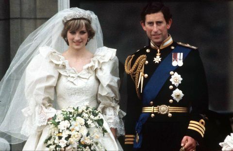 London, Großbritannien 29. Juli Prinz Charles und Prinzessin Diana auf dem Balkon des Buckingham Palace an ihrem Hochzeitstag, den die Prinzessin trägt ein hochzeitskleid, das von david und elizabeth emanuel der prinz entworfen wurde, trägt ein einheitliches foto eines marinekleides von tim graham fotobibliothek via getty Bilder