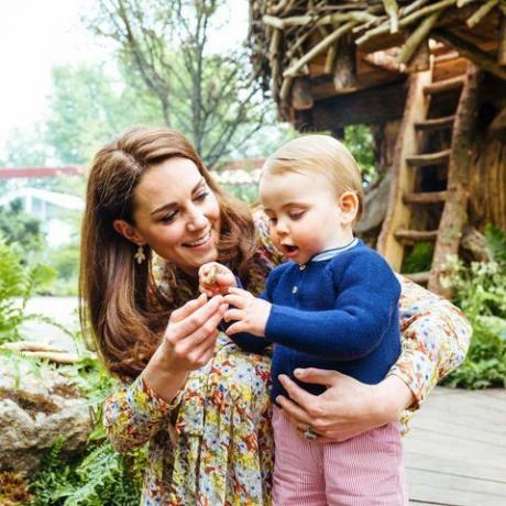 Kate Middleton gibt Prince George, Princess Charlotte und Prince Louise eine private Tour durch den Back to Nature-Garten