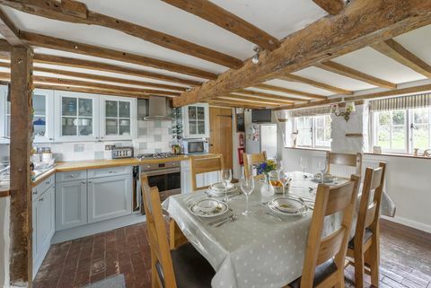 Ferienhaus zum Verkauf in Wiltshire - Landhausküche mit Holzbalken