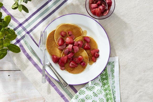 Ricotta-Pfannkuchen mit Erdbeeren und Rhabarber