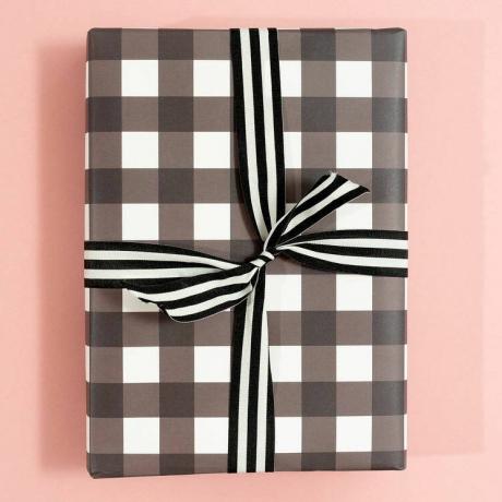 Luxuriöses schwarz-weißes Geschenkpapier mit Gingham-Karomuster