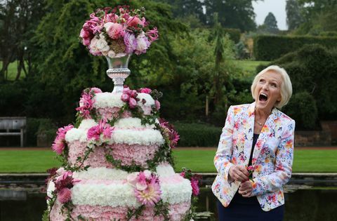 Mary Berry lacht, als sie am 2. September 2014 an der Eröffnung der RHS Flower Show in Wisley Gardens teilnimmt