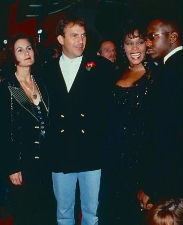 los angeles, ca. um 1992 cindy costner, kevin costner, whitney houston und bobby brown um 1992 in los angeles, kalifornien foto von steve granitzwireimage