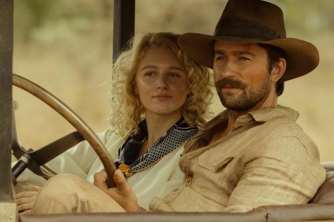 julia schlaepfer als alexandra und brandon sklenar als spencer dutton aus der paramount-serie 1923 foto cr emerson millerparamount © 2022 viacom international inc alle rechte vorbehalten